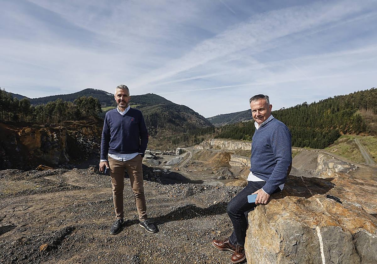 José Miguel Aranzabal, CEO de Lacilla Green, y Patxi Portugués, director de Cantera Lacilla, con la explotación al fondo.