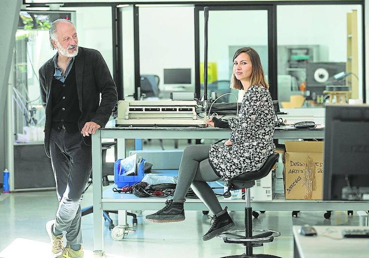 Sintonía. Javier y Ana Riaño sienten una profunda admiración mutua por su trabajo. Ambos entienden el arte como un compromiso vitalicio. «No hay que tirar la toalla. Una vez que tomas este camino, hay que seguir hasta el final», recalcan los dos, en la sede de BilboArte.