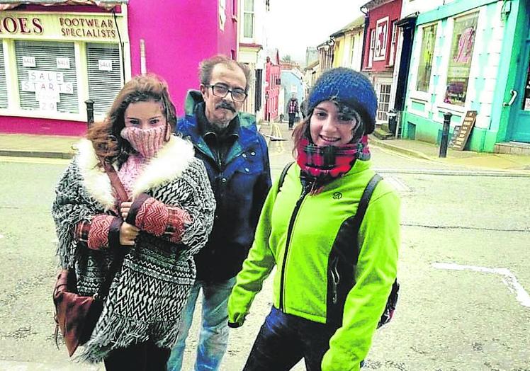 Una familia de cine. El productor bilbaíno Joaquín Trincado durante unas vacaciones en Gales con sus hijas gemelas, Violeta (izquierda) y Azucena (derecha), que trabajaron en sus películas antes de encontrar su rumbo profesional.