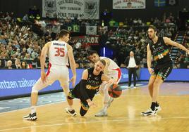 Ludde Hakanson recibe una falta en el partido.