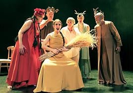 Una escena del ensayo de 'Lavinia', que se estrena en el Arriaga en castellano y en euskera.