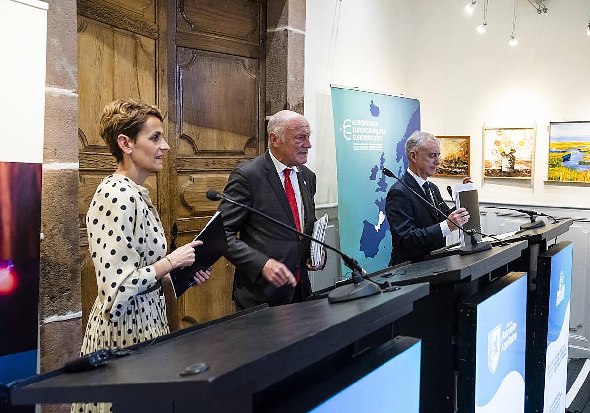 María Chivite (Navarra), Alain Rousset (Nueva Aquitania) e Iñigo Urkullu (Euskadi), tras la reunión en Saint-Jean-Pied-de-Port.