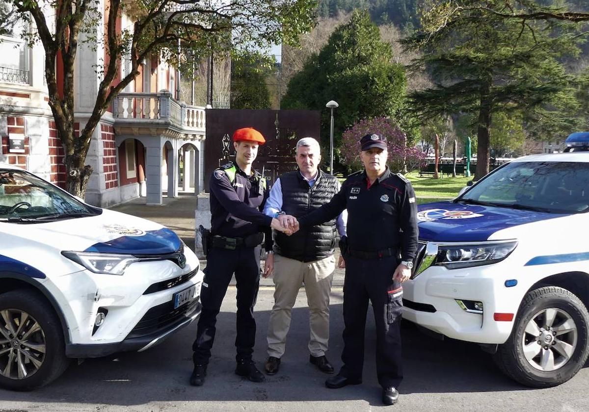 El alcalde de Güeñes, Juan Andrés Iragorri, junto a representantes de la Policía Local y Ertzaintza.