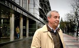 Xabier Sánchez Robles, a su salida del Palacio de Justicia de Vitoria tras una de las jornadas del juicio del 'caso De Miguel'.