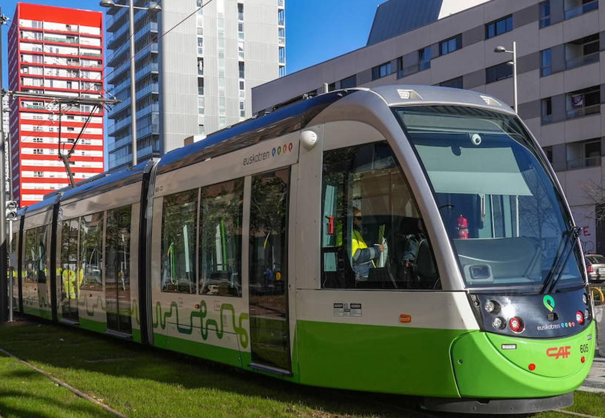 El tranvía lleva varias semanas en pruebas recorriendo Salburua.