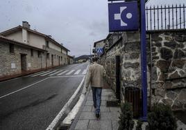 Un hombre pasea cerca del consultorio de Pobes.