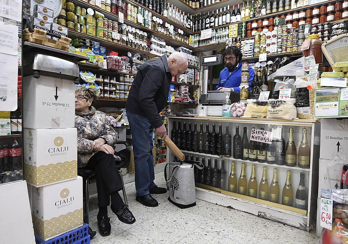 Ultramarinos Romaña es una de las tiendas históricas de Bilbao.