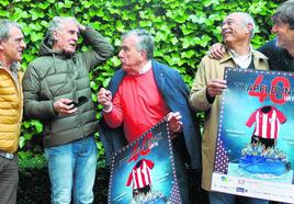 Elgezabal, De Andrés, Dani, Bolaños y Salinas, con el cartel que anuncia el homenaje.