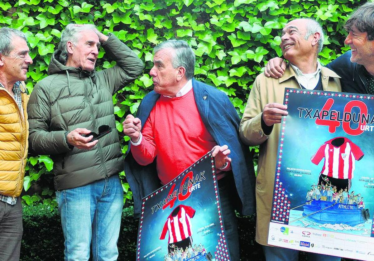 Elgezabal, De Andrés, Dani, Bolaños y Salinas, con el cartel que anuncia el homenaje.