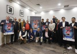 Exjugadores rojiblancos y miembros de la peña El Txistu han presentado este martes el homenaje.