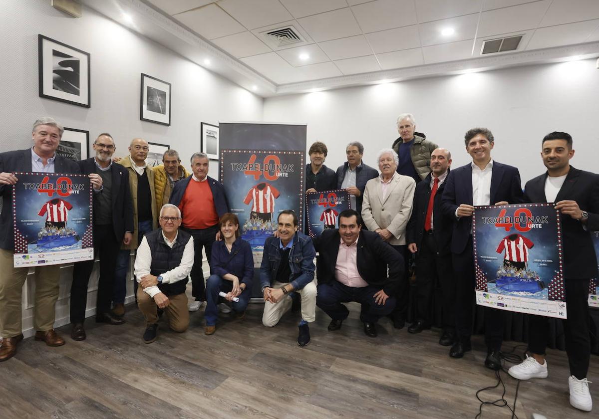 Exjugadores rojiblancos y miembros de la peña El Txistu han presentado este martes el homenaje.