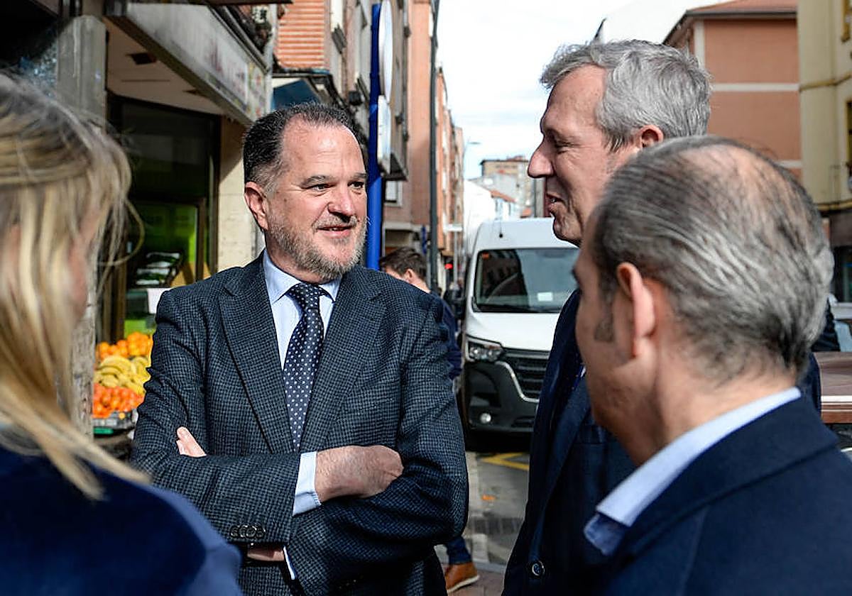 El líder del PP vasco, Carlos Iturgaiz, junto al presidente de Galicia, Alfonso Rueda, en un acto en Barakaldo.