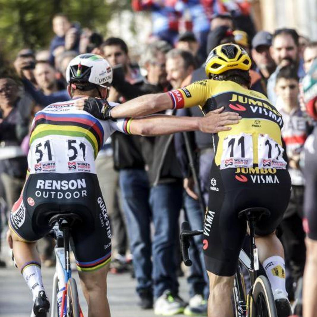 El esloveno Primoz Roglic saluda al belga Remco Evenepoel.