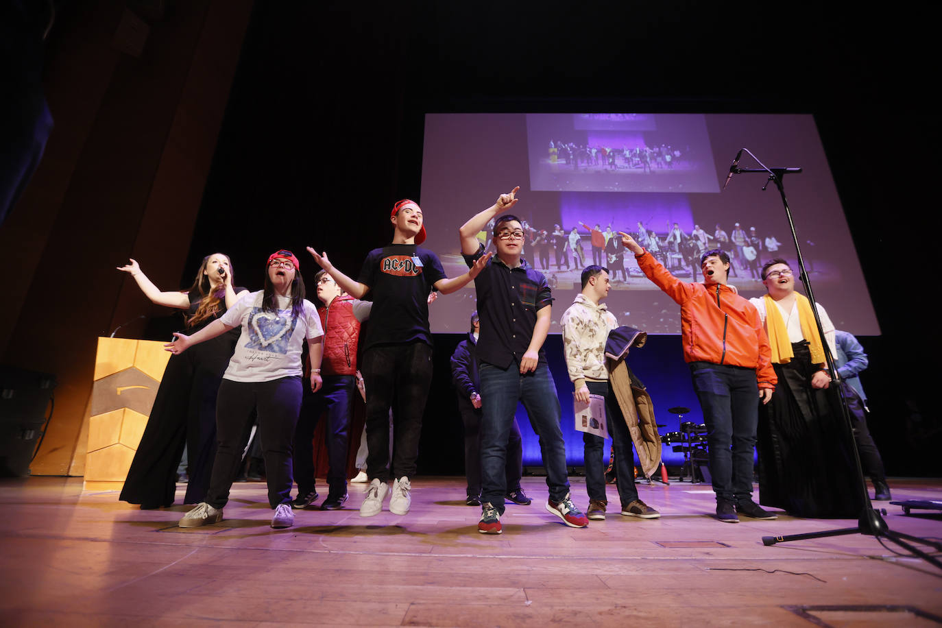 Modelos con síndrome de Down muestran su desparpajo sobre la pasarela en Bilbao