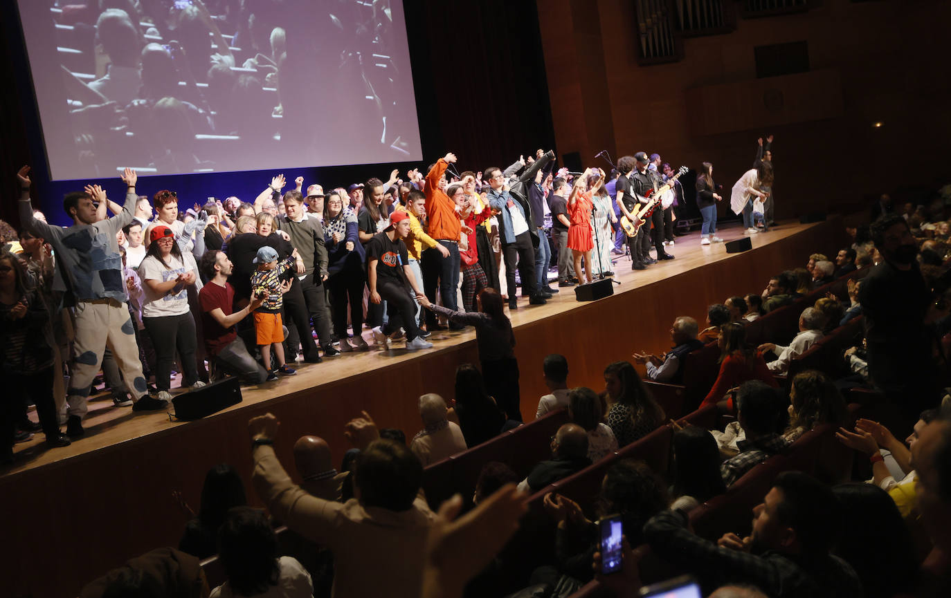 Modelos con síndrome de Down muestran su desparpajo sobre la pasarela en Bilbao