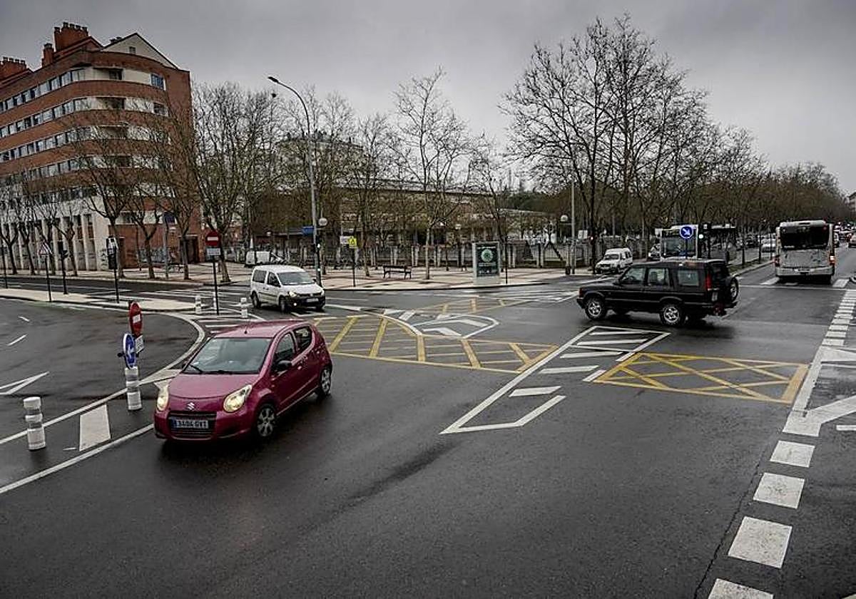 Dos vehículos que proceden de Beato Tomás de Zumárraga toman el desvío a Pedro Asúa.