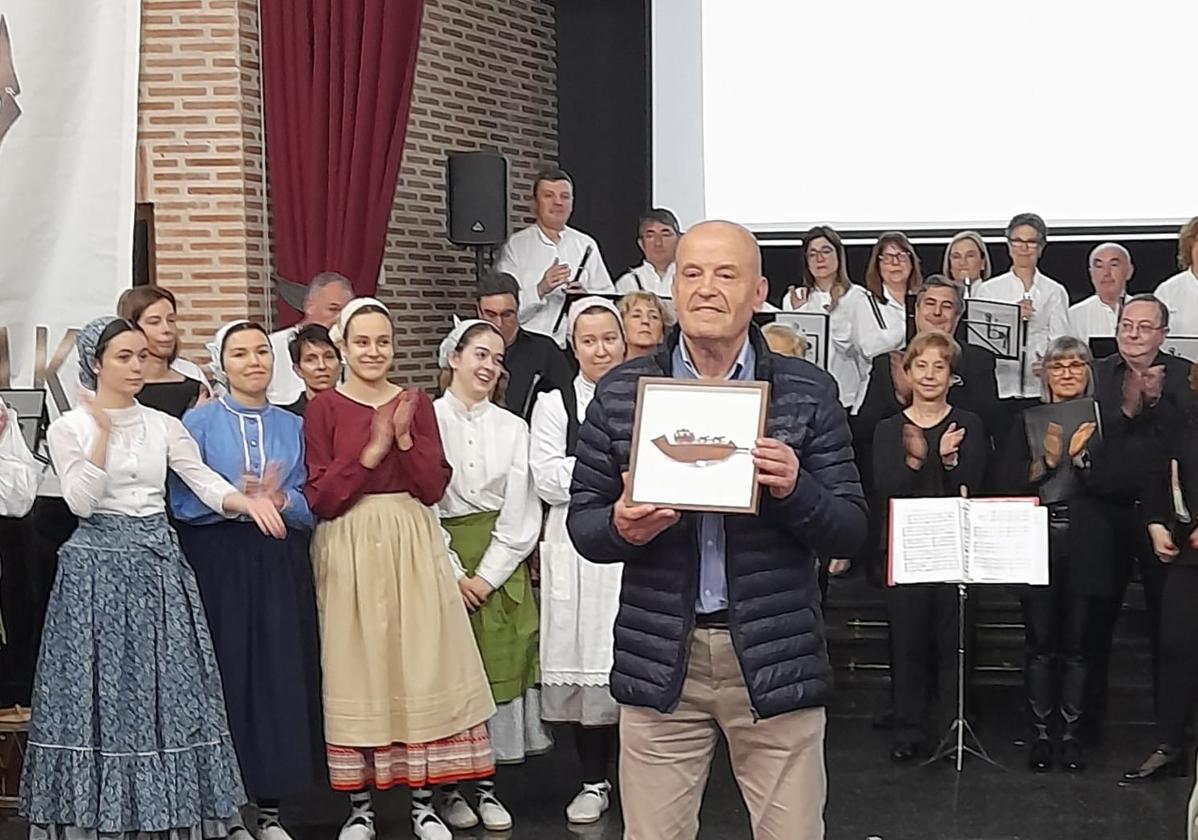 El presidente, Javi Landeta, fue homenajeado por sus 25 años al frente de la asociación.