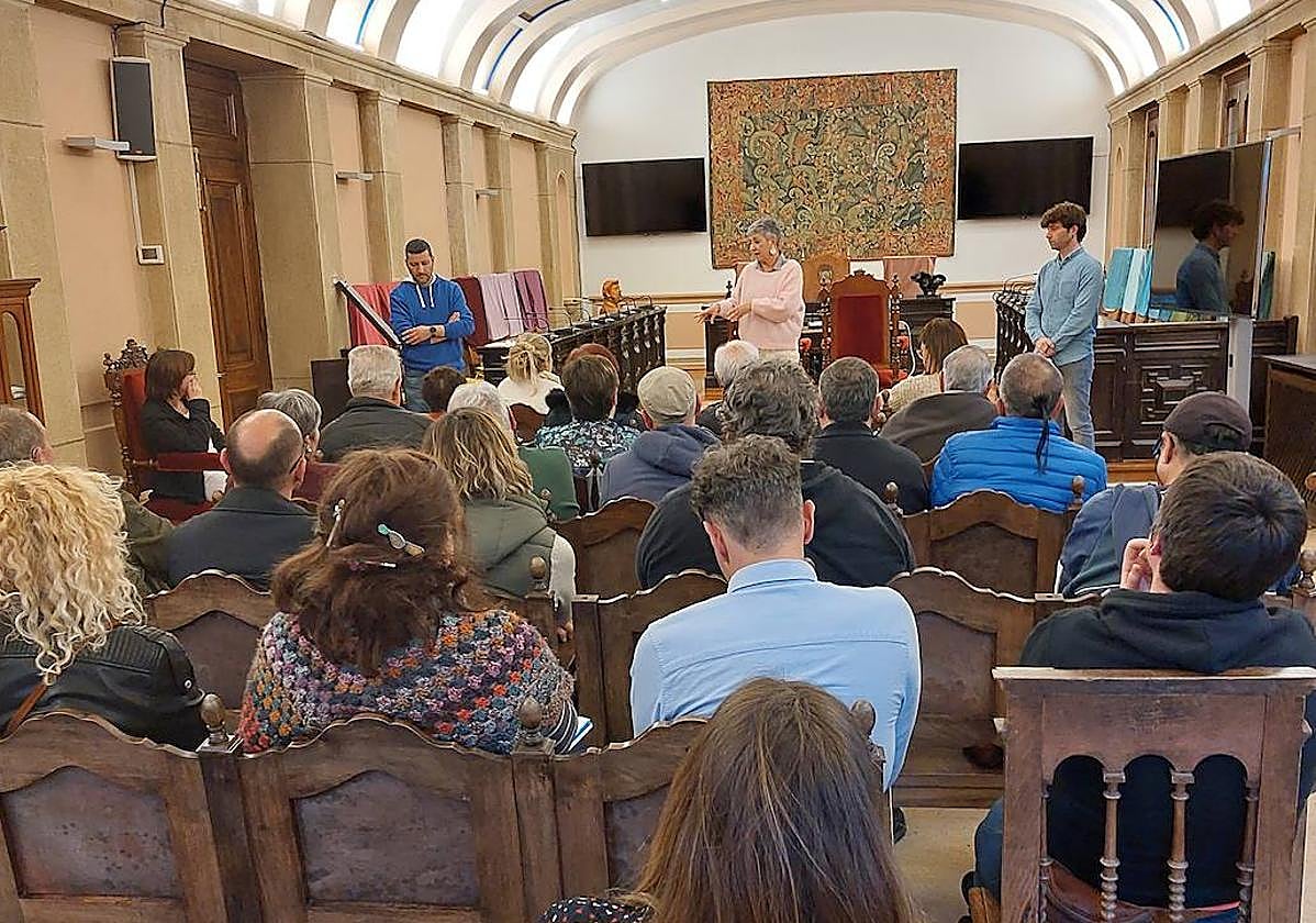 Los numerosos vecinos asistieron a la reunión con el Ayuntamiento
