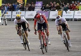 El italiano Giulio Ciccone se impone a Primoz Roglic y Remco Evenepoel en el esprint de la llegada en alto de Vallter (Girona).