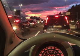 Coches en un atasco en Leioa (Bizkaia)