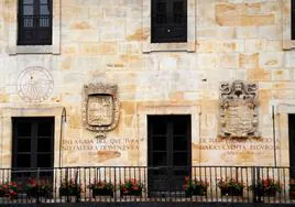Fachada del Ayuntamiento de Elorrio, que luce dos escudos de antiguo abolengo.