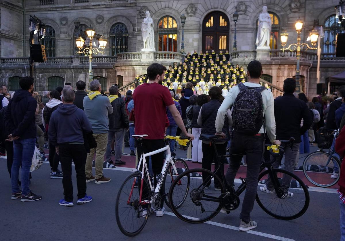 Multitud de vecinos se han acercado a las escaleras del Ayuntamiento para ver a la Sociedad Coral de Bilbao en el inicio de la cuenta atrás.