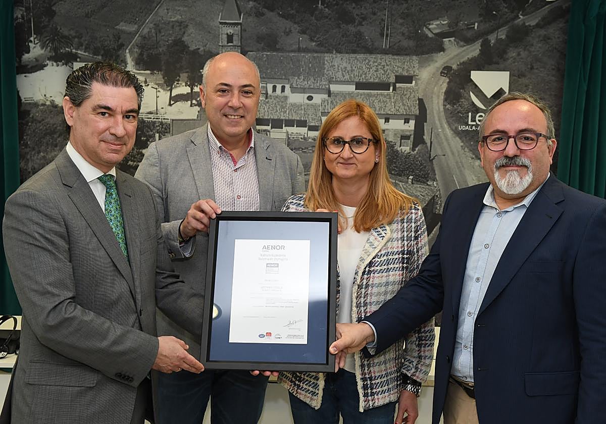 De izquierda a derecha: Gonzalo San Antonio, representante de AENOR, Iban Rodríguez, alcalde del municipio, Virginia Vélez, responsable técnica del área y el concejal de Servicios Sociales, Juan Carlos Martínez.