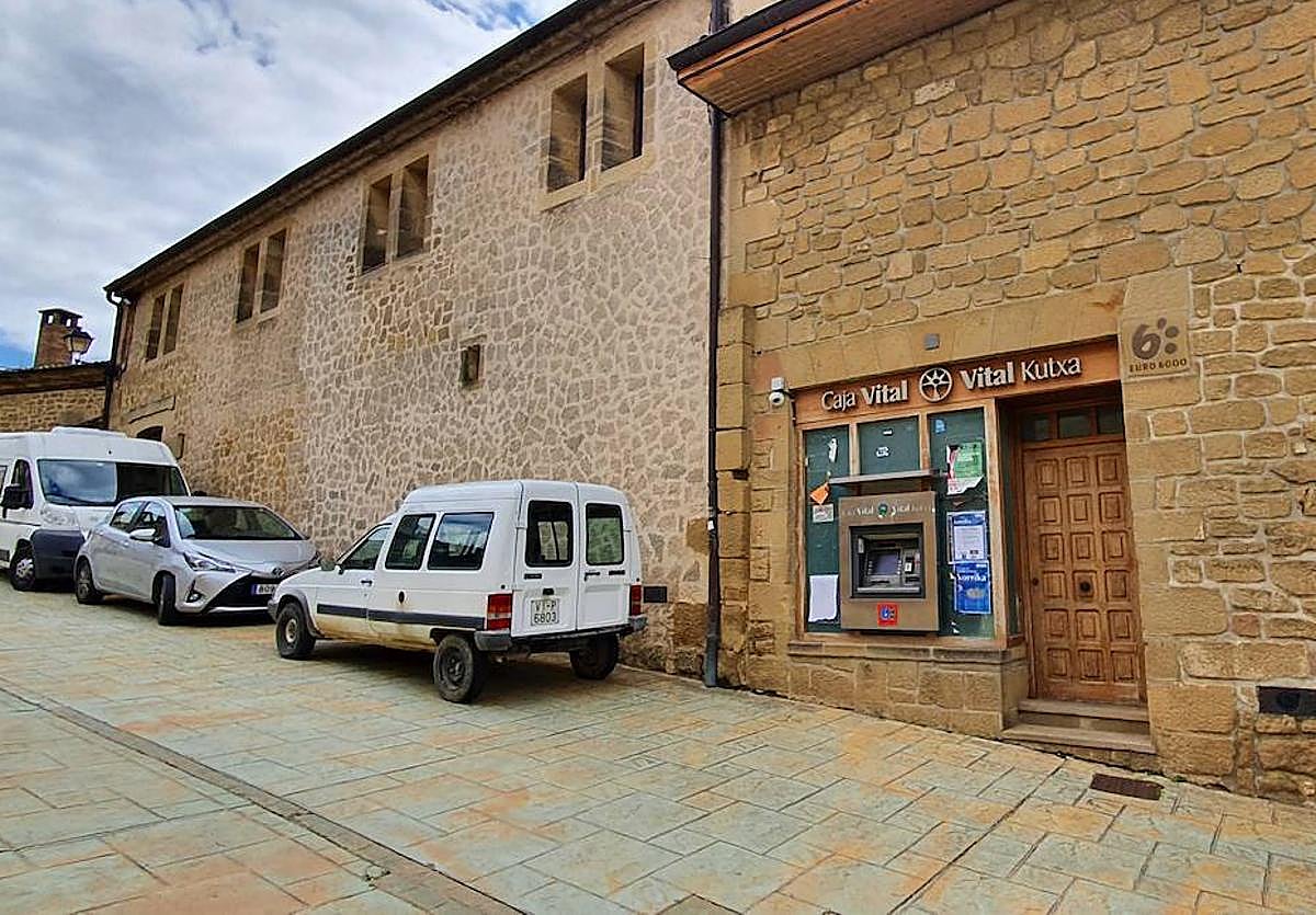 Las oficinas bancarias de la zona rural, como esta de Samaniego, han ido cerrando.
