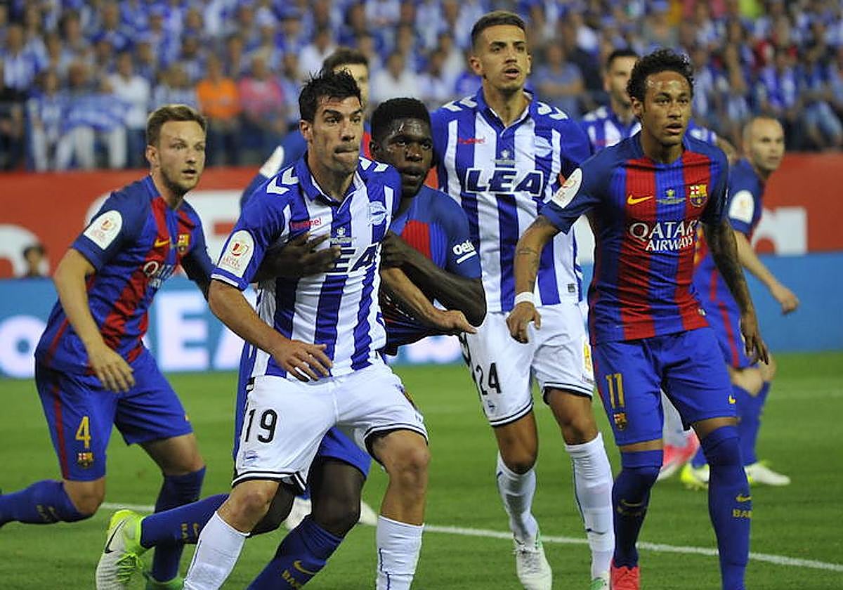 Lance de la final disputada entre el Deportivo Alavés y el FC Barcelona.