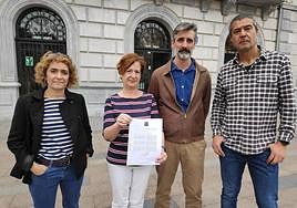 Los concejales de EH Bildu muestran la resolución del Ararteko ante el Ayuntamiento de Santurtzi.