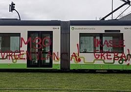 El tranvía atacado por los dos jóvenes identificados por la Policía Local de Vitoria.