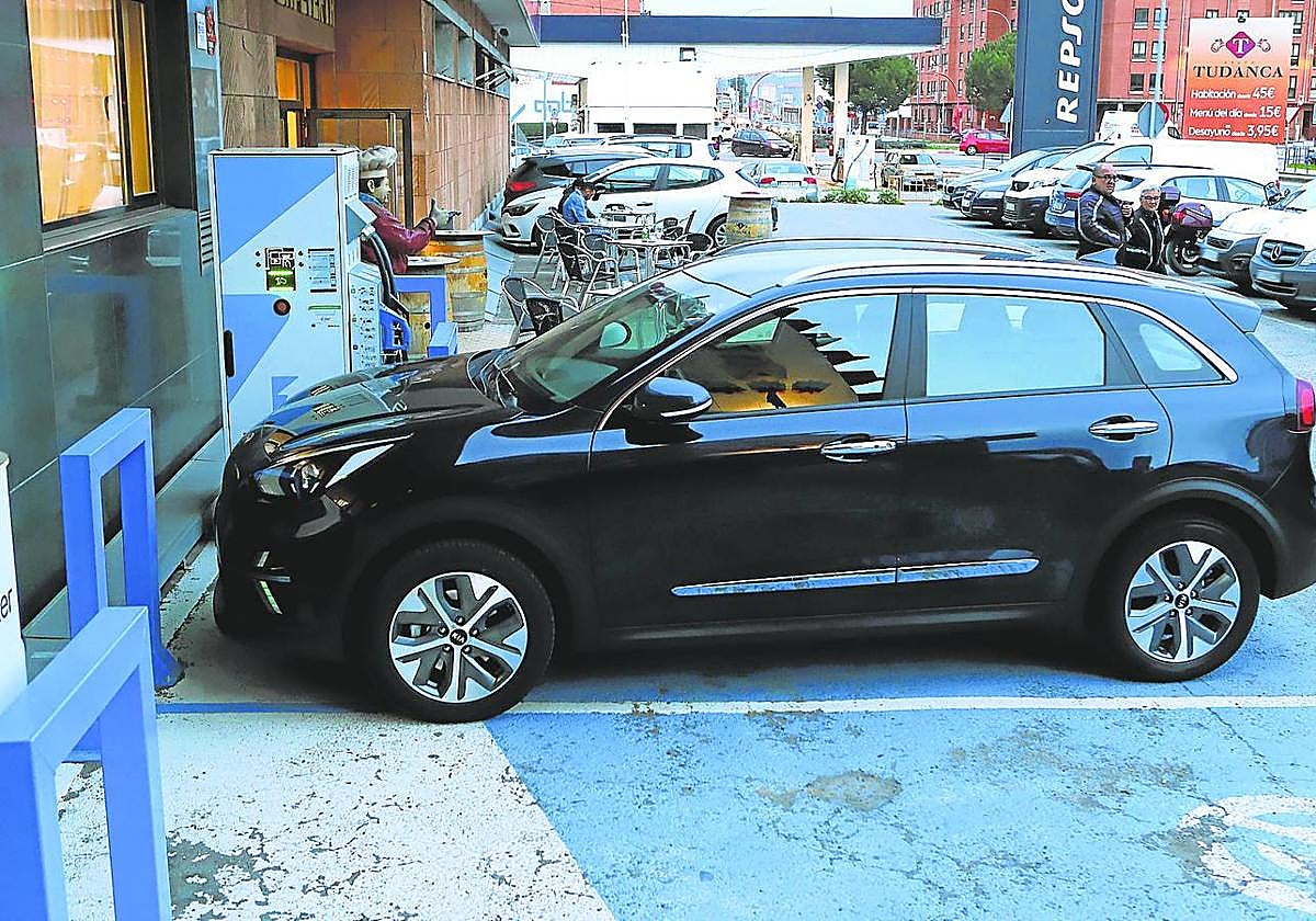 Un vehículo listo para 'repostar' en uno de las electrolineras disponibles en la ciudad.