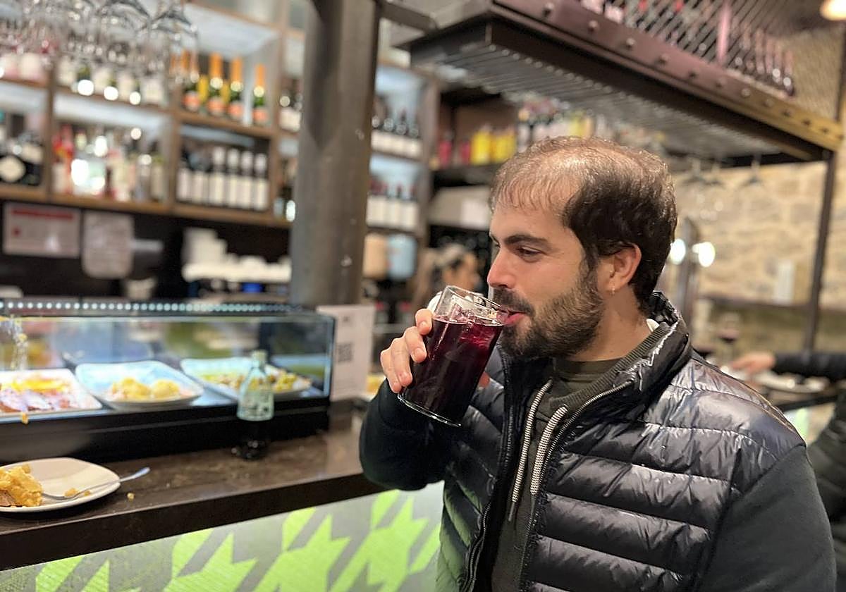 El bilbaíno Jorge Madariaga se toma un kalimotxo en La taberna de Zarate.