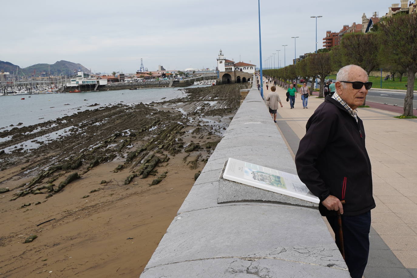 Un señor descansa mientras a sus espaldas se asoma un flytch junto al Puerto Deportivo. MANU CECILIO