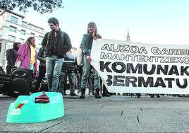 Medio centenar de representantes de barrios y comisiones de fiestas se concentraron en la Virgen Blanca para exigir baños en fiestas.