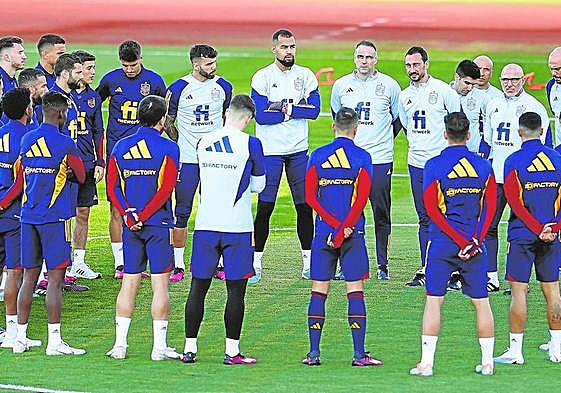 De la Fuente conversa con sus jugadores para preparar el partido ante Noruega