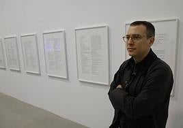 El artista y editor Alejandro Cesarco, junto a su 'Index (an educator)' (2023), donde recoge bibliografía ficticia y también retrata a una docente.