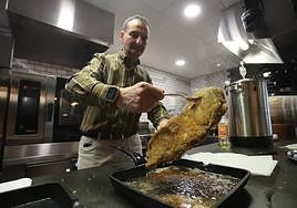 Carlos Gómez Valcárcel (de Carnicería Tino, en la calle Fika, 60) cocina uno de los katxopos del concurso organizado por Okelbiz.