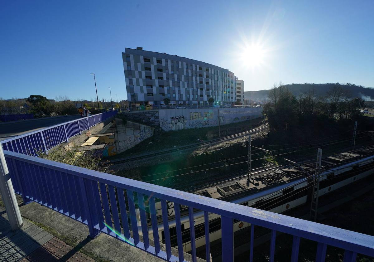 Un edificio se asoma justo a donde estará ubicada la estación de Sarratu de la futuro Línea 5.