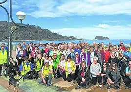 Las personas participantes en distintos niveles se reúnen al concluir las caminatas.