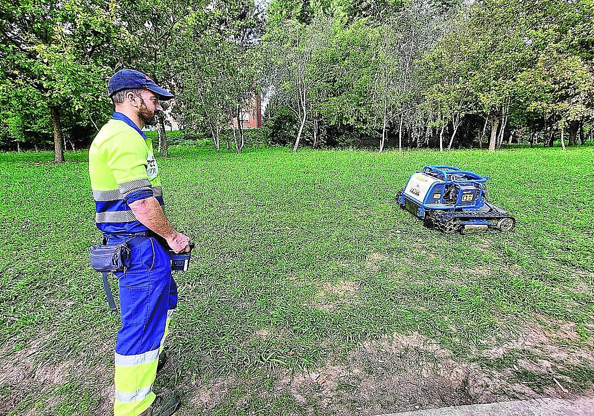 Un operario maneja el cortacésped con oruga en el parque cercano a Arkotxa.