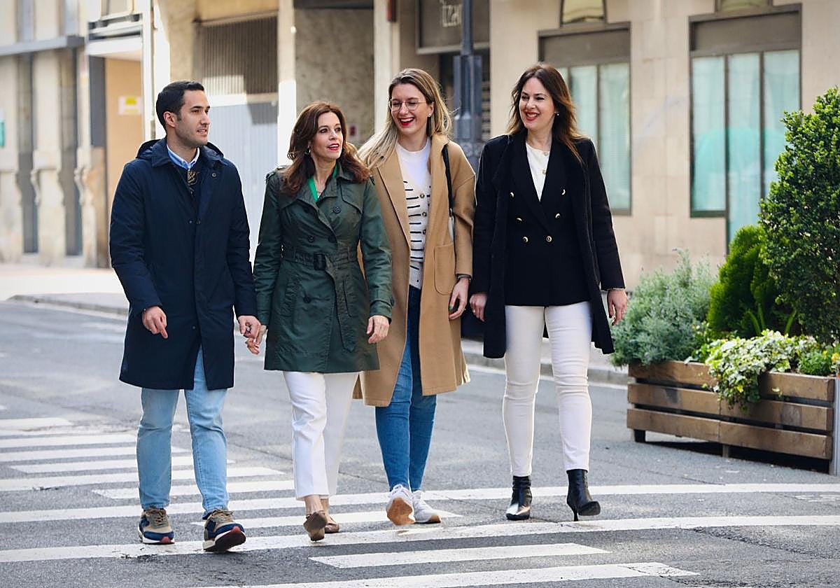 Etxebarria, en el tramo afectado, junto a parte de su equipo para las próximas elecciones.