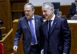 El consejero de Economía, Pedro Azpiazu, y el lehendakari, Iñigo Urkullu, durante un pleno en el Parlamento vasco.