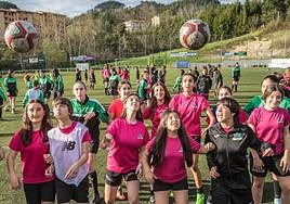 Las chicas del Biak Bat durante un entrenamiento en Zaldibar.