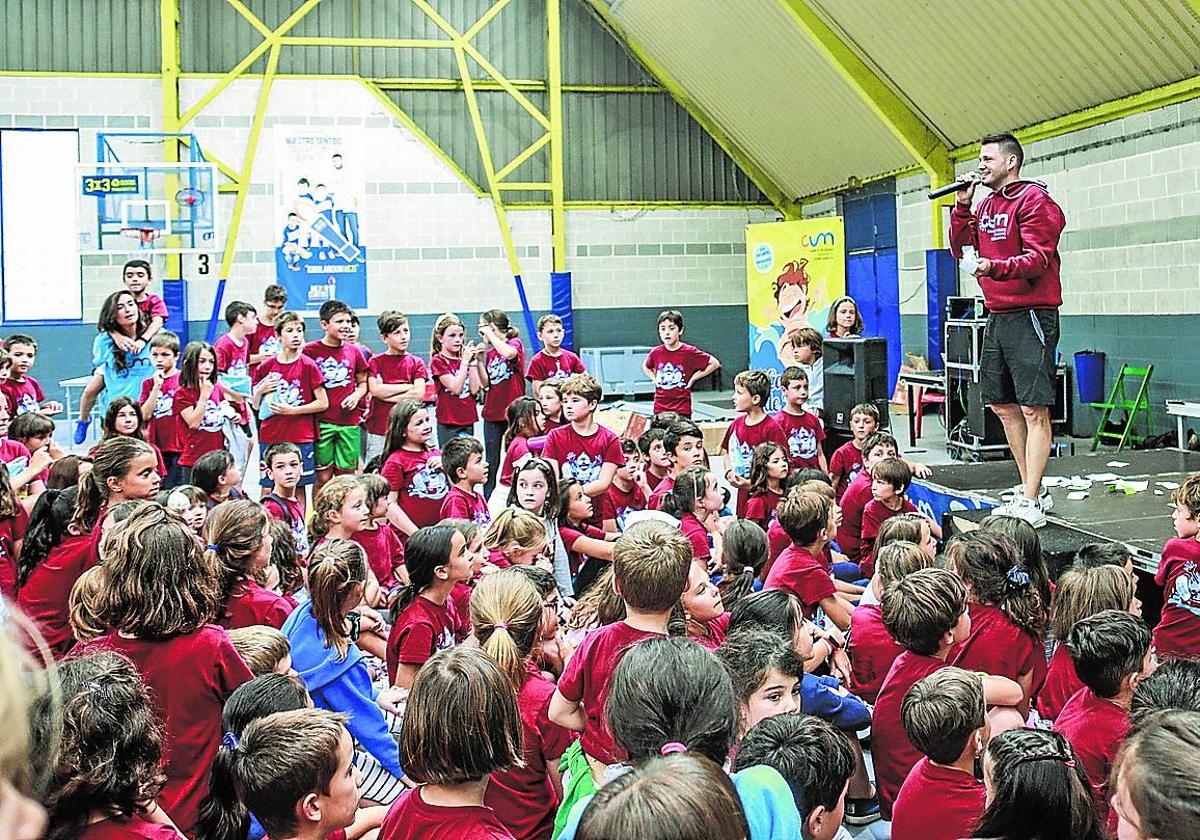 Una actividad en una colonia de un colegio de Vitoria.