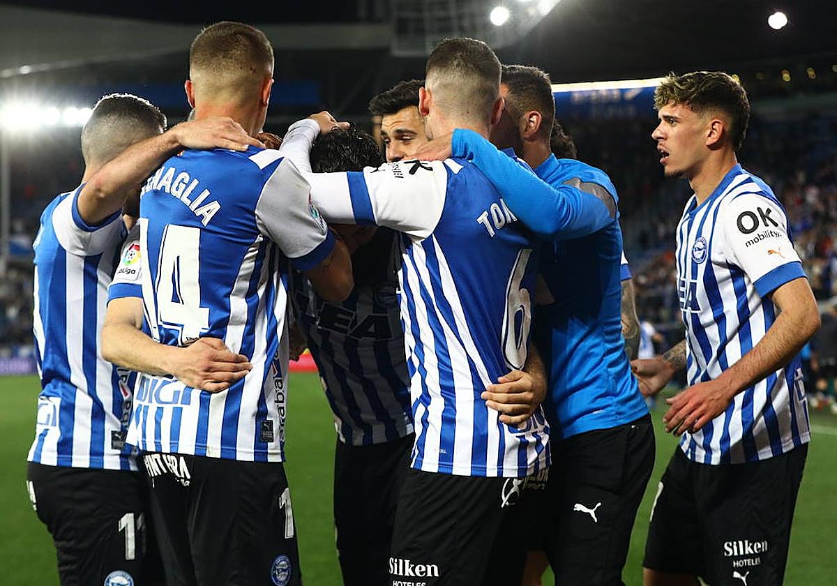 Los jugadores del Alavés celebran el gol ante el Tenerife.