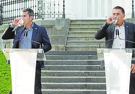 El secretario general de Sortu, Arkaitz Rodríguez, y el coordinador general de EH Bildu, Arnaldo Otegi, durante la declaración que realizaron en Aiete en octubre de 2021.