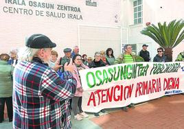 Protesta de vecinos del barrio bilbaíno de Irala contra el declive de la atención primaria.