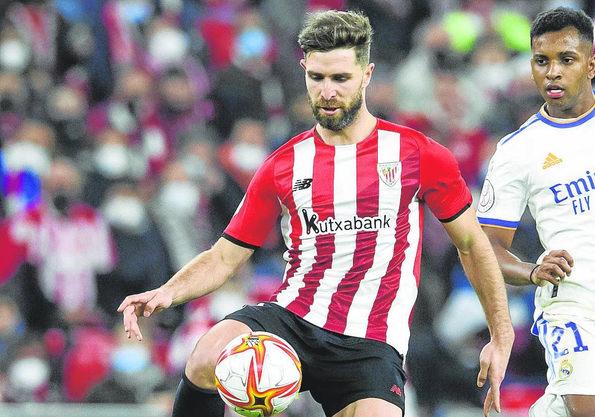 Yeray controla la pelota ante Rodrygo