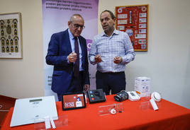 González y Cantero con algunos de los equipos que se instalarán en las casas.